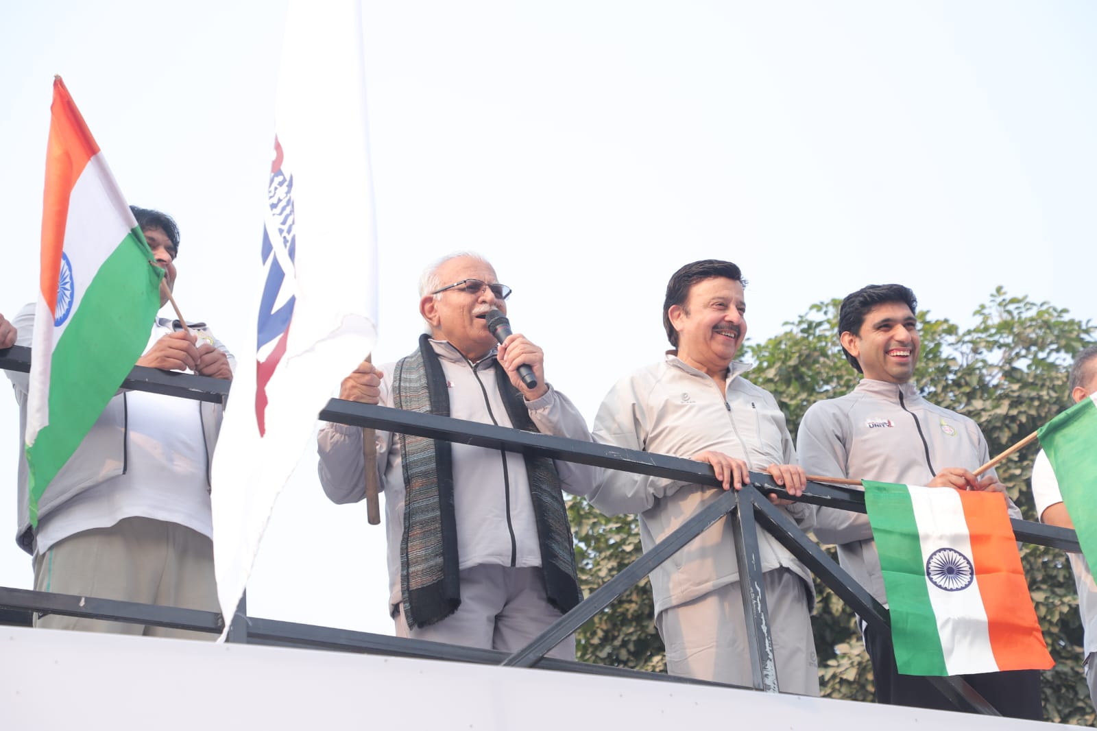 फोटो नंबर 1 गुरुग्राम में राष्ट्रीय एकता दिवस पर मैराथन को झंडी दिखाकर रवाना करते केंद्रीय मंत्री मनोहर लाल खट्टर। फोटो नंबर 1 गुरुग्राम में राष्ट्रीय एकता दिवस पर मैराथन को झंडी दिखाकर रवाना करते केंद्रीय मंत्री मनोहर लाल खट्टर।