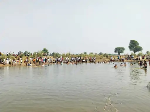 ग्रामीणों ने रस्सियों के सहारे में नदी में उतरकर दादा-पोते की तलाश की, लेकिन उनका पता नहीं लगा। ग्रामीणों ने रस्सियों के सहारे में नदी में उतरकर दादा-पोते की तलाश की, लेकिन उनका पता नहीं लगा।
