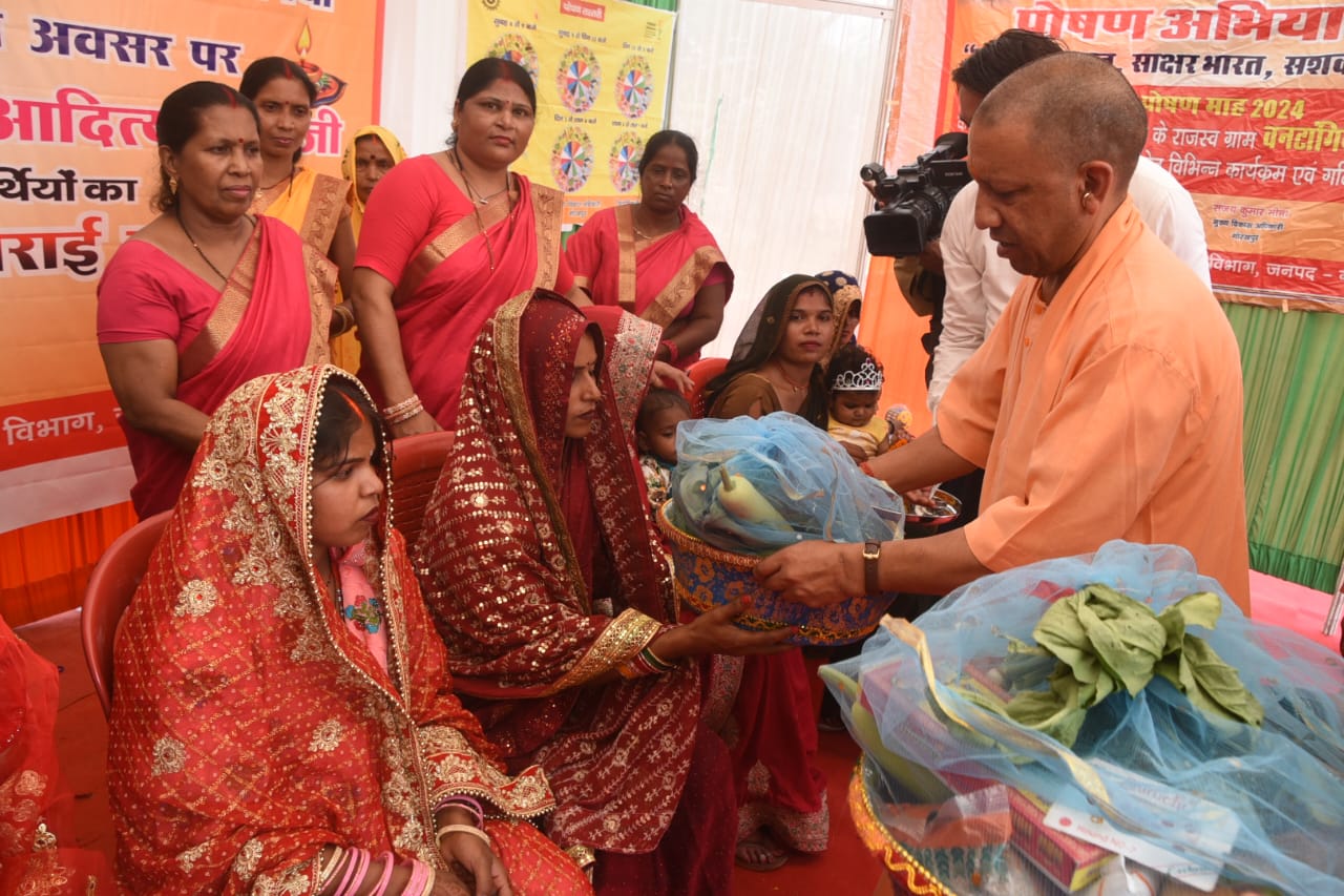 *वनटांगिया गांव जंगल तिनकोनिया नंबर तीन में दीपावली मनाई सीएम योगी आदित्यनाथ ने* *वनटांगिया गांव जंगल तिनकोनिया नंबर तीन में दीपावली मनाई सीएम योगी आदित्यनाथ ने*