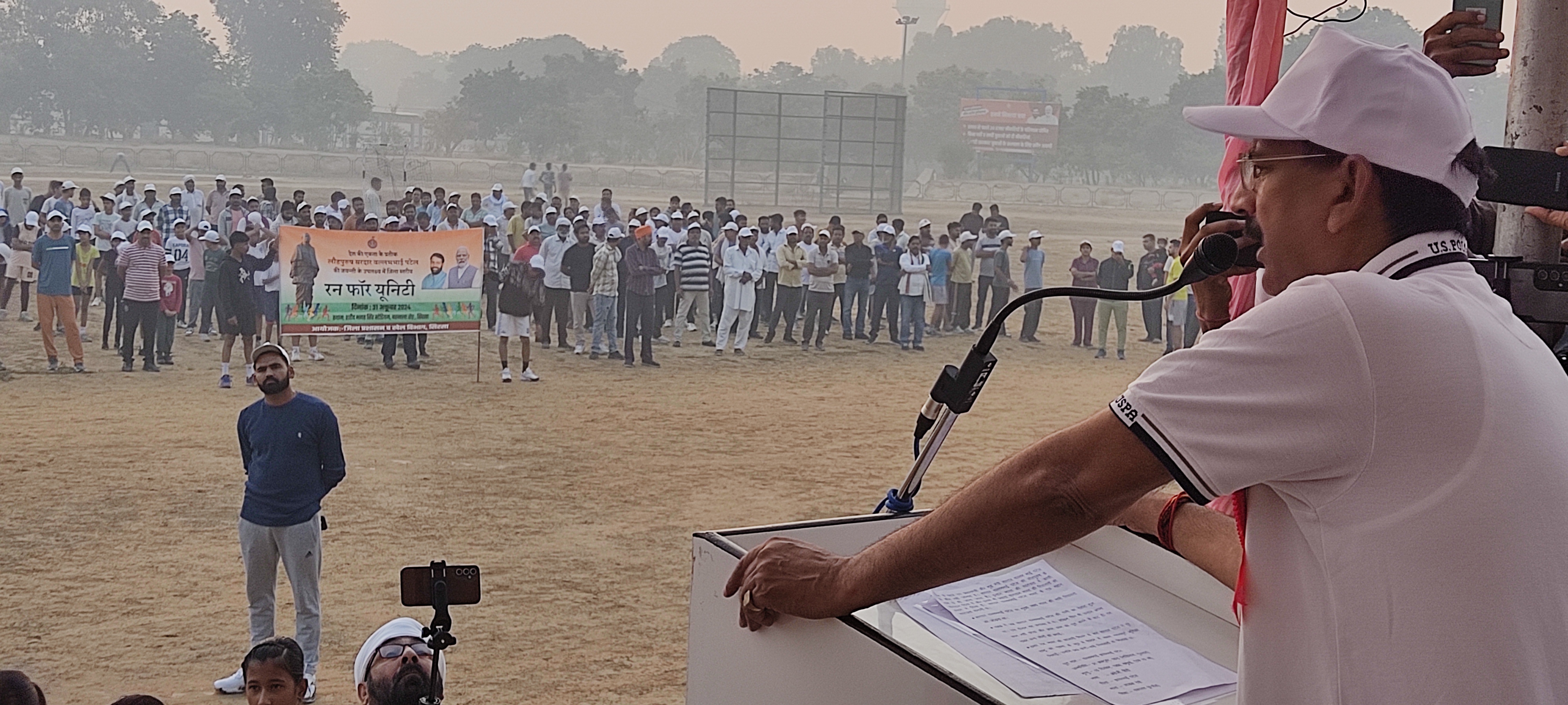 मुख्य अतिथि उपस्थितगण को संबोधित करते मुख्य अतिथि उपस्थितगण को संबोधित करते