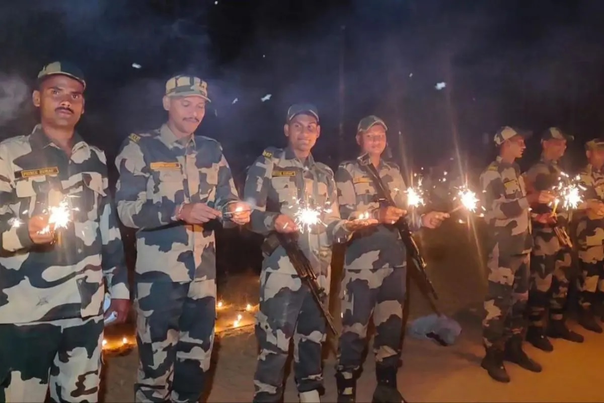 दिवाली पर भारत-पाक सीमा की अग्रिम चौकियों पर दीये जलाते बीएसएफ जवान दिवाली पर भारत-पाक सीमा की अग्रिम चौकियों पर दीये जलाते बीएसएफ जवान