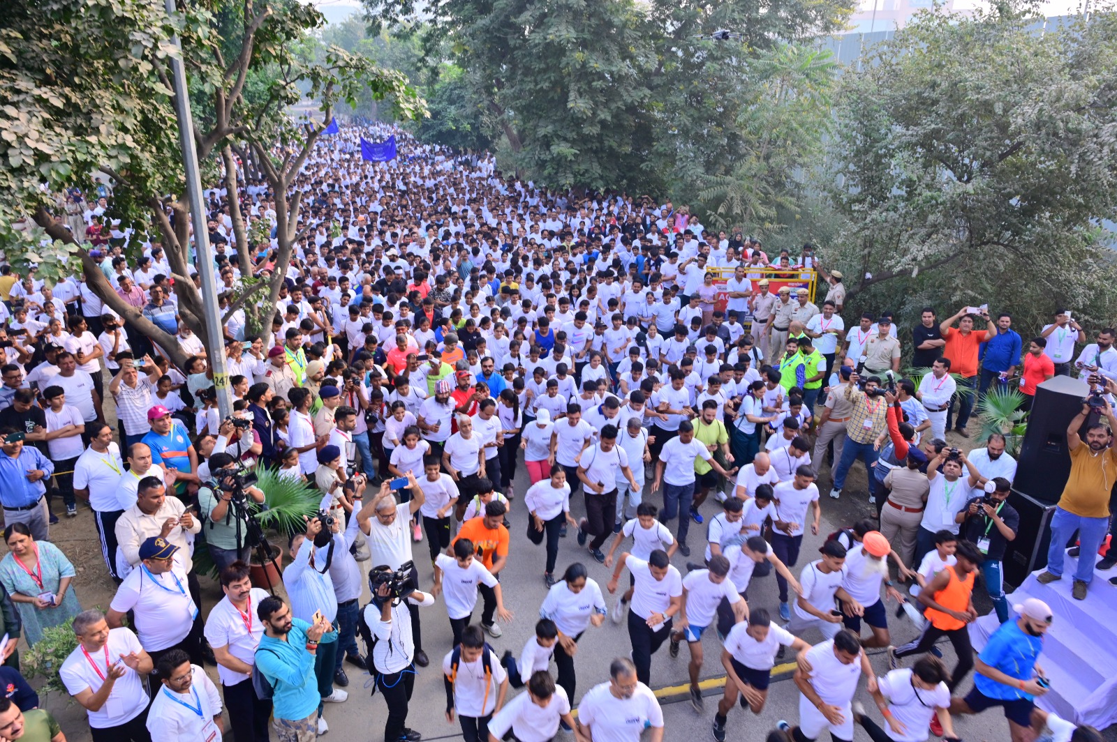 फोटो नंबर 2 गुरुग्राम में राष्ट्रीय एकता दिवस पर मैराथन में भाग लेते गुरुग्रामवासी।