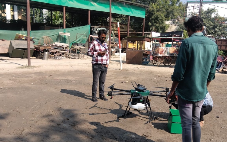 ऋषिकेश में दीपावली पर प्रदूषण से बचाव के लिए ड्रोन से पानी छिड़काव। ऋषिकेश में दीपावली पर प्रदूषण से बचाव के लिए ड्रोन से पानी छिड़काव।