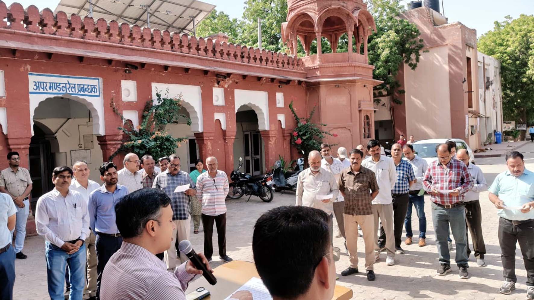 शपथ दिलाते रेलवे अधिकारी। शपथ दिलाते रेलवे अधिकारी।