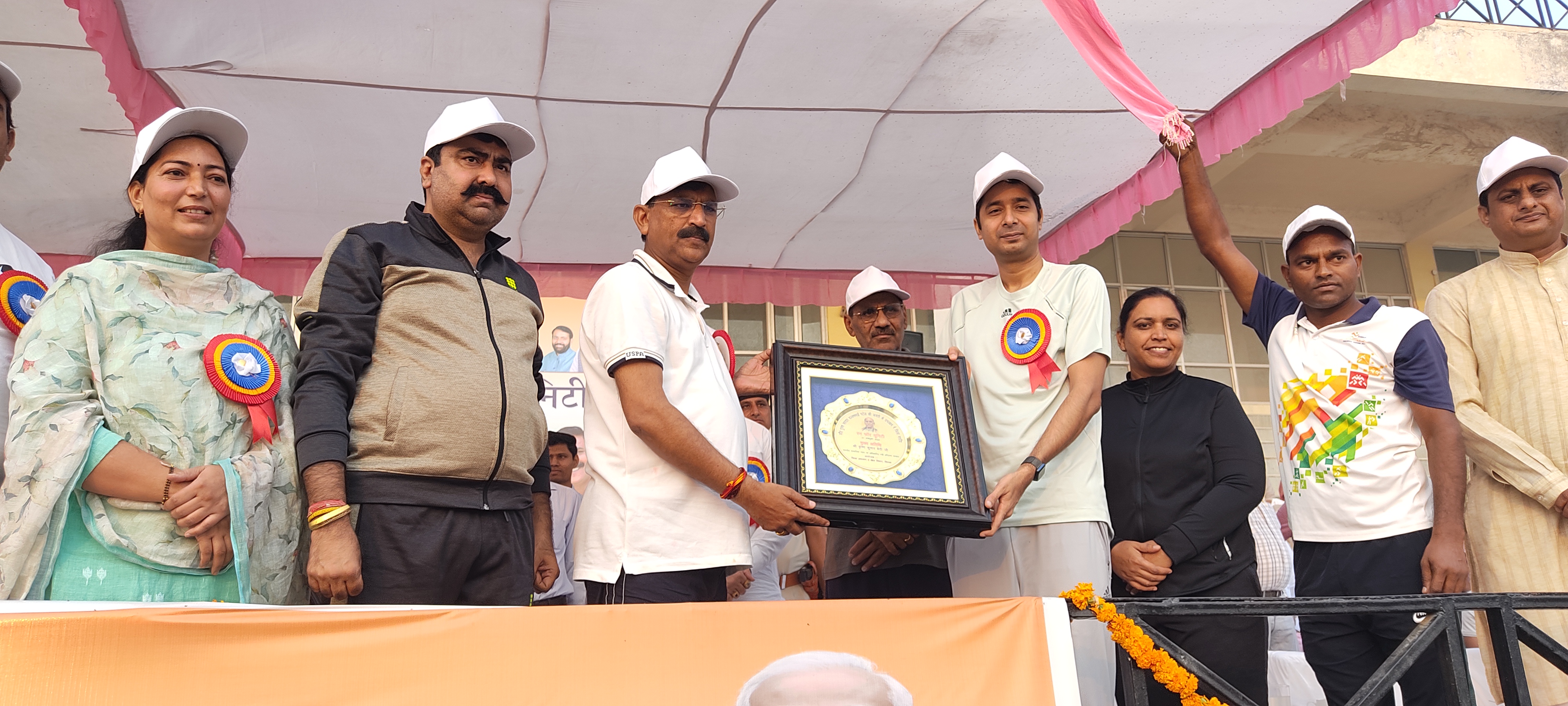 मुख्य अतिथि काे सममािनत करते् मुख्य अतिथि काे सममािनत करते्