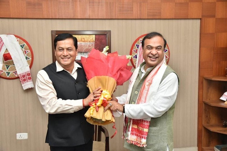 गुवाहाटीः केंद्रीय मंत्री सर्बानंद सोनोवाल को सम्मानित करते मुख्यमंत्री डॉ. हिमंत बिस्व सरमा। फाइल फोटो गुवाहाटीः केंद्रीय मंत्री सर्बानंद सोनोवाल को सम्मानित करते मुख्यमंत्री डॉ. हिमंत बिस्व सरमा। फाइल फोटो