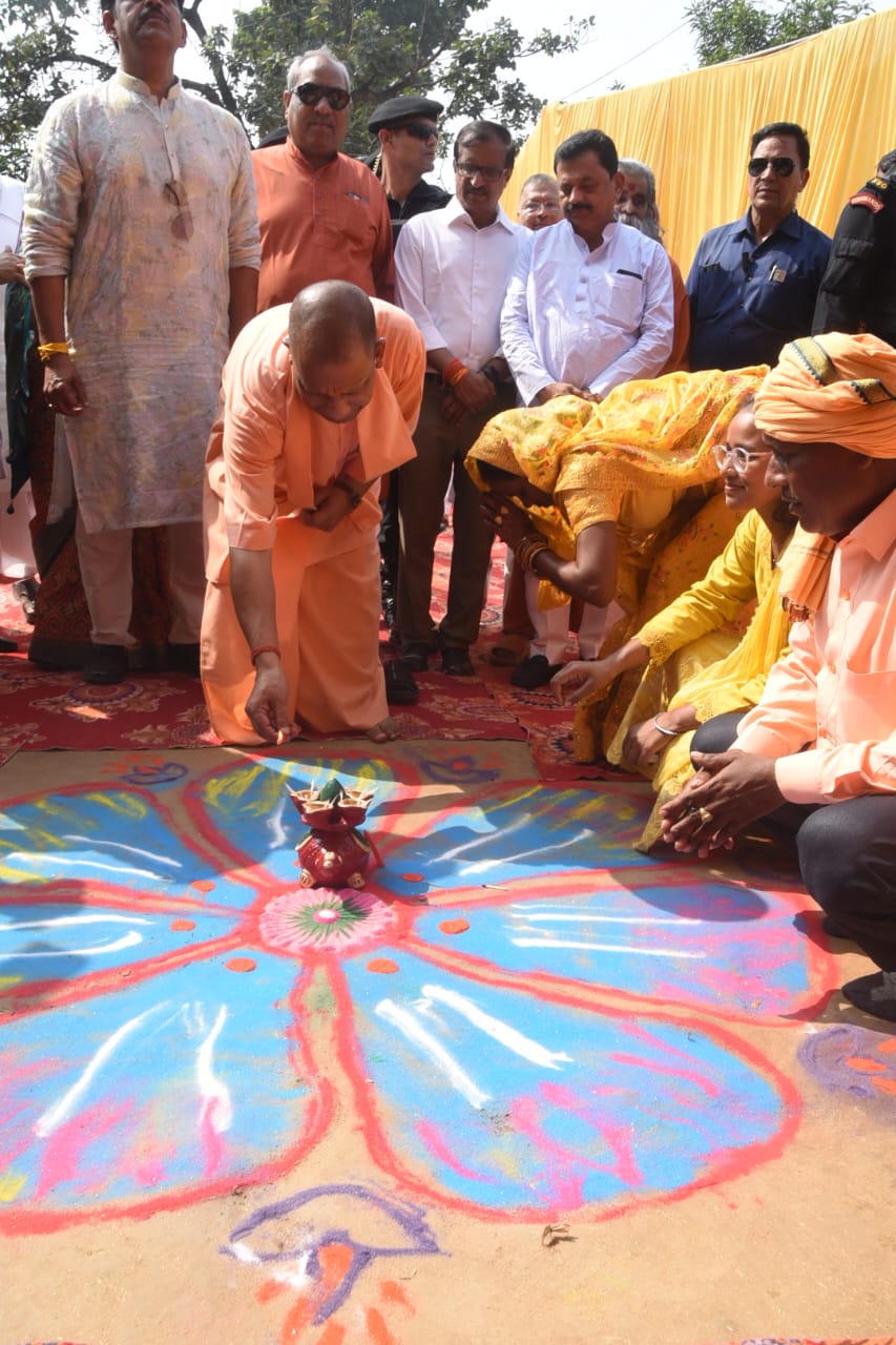 *वनटांगिया गांव जंगल तिनकोनिया नंबर तीन में दीपावली मनाई सीएम योगी आदित्यनाथ ने* *वनटांगिया गांव जंगल तिनकोनिया नंबर तीन में दीपावली मनाई सीएम योगी आदित्यनाथ ने*