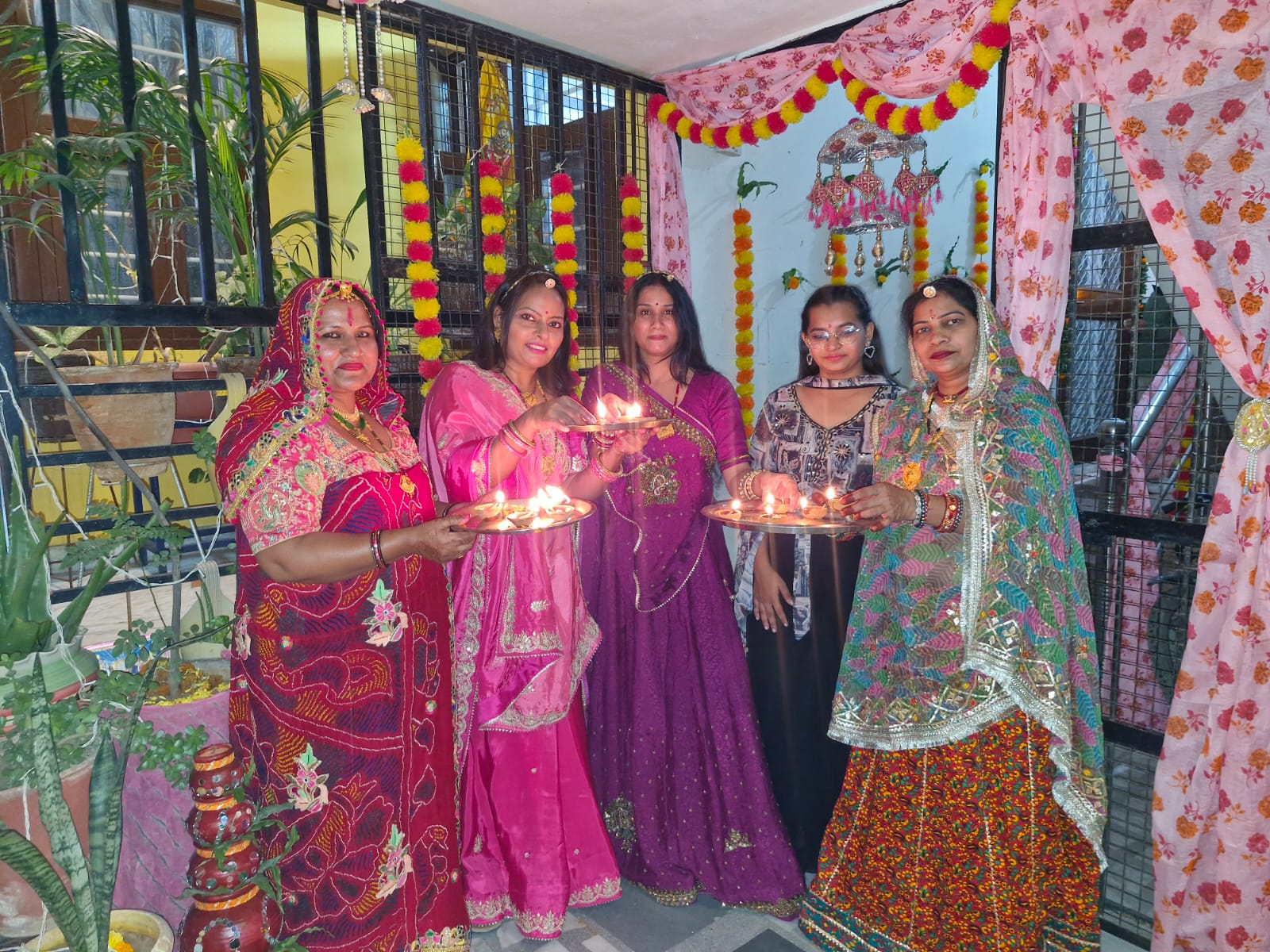 सुख-समृद्धि की कामना को लेकर हुई घर-घर देवी लक्ष्मी की पूजा-अर्चना