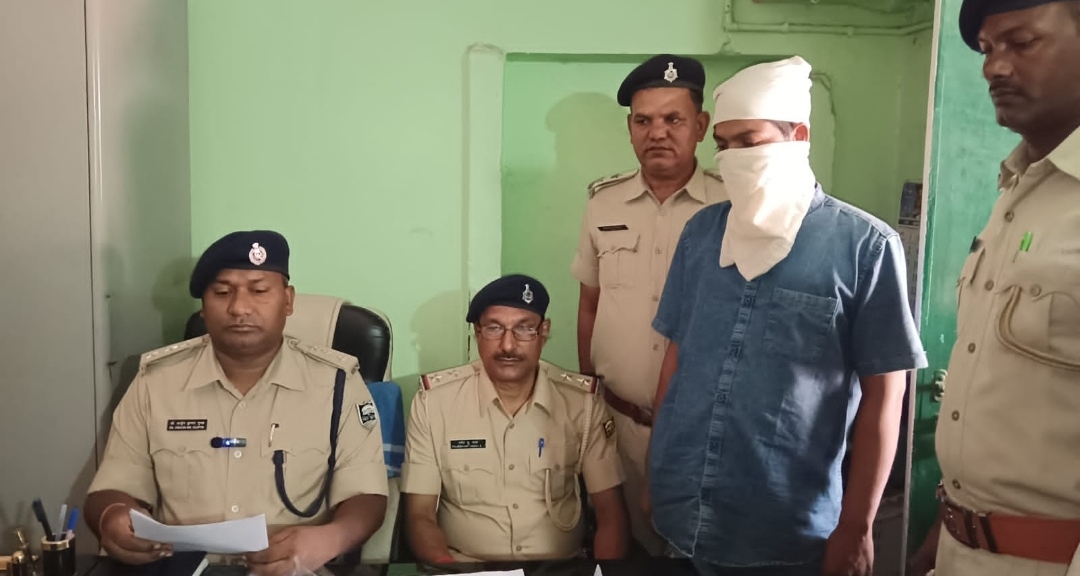 जानकारी देते डीएसपी जानकारी देते डीएसपी