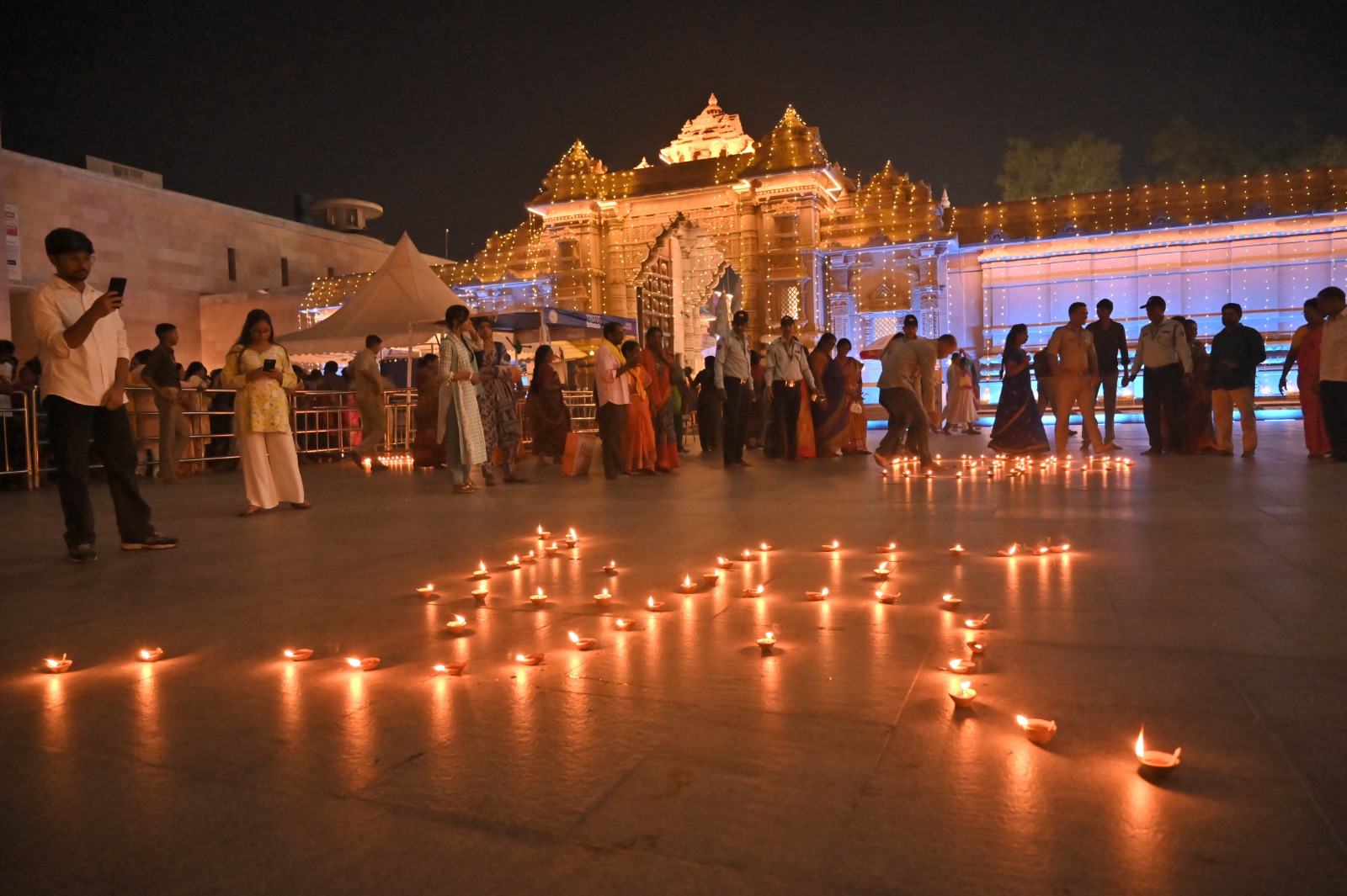 ज्योति पर्व पर श्री काशी विश्वनाथ धाम में दीयों से विशिष्ट सज्जा: फोटो बच्चा गुप्ता ज्योति पर्व पर श्री काशी विश्वनाथ धाम में दीयों से विशिष्ट सज्जा: फोटो बच्चा गुप्ता