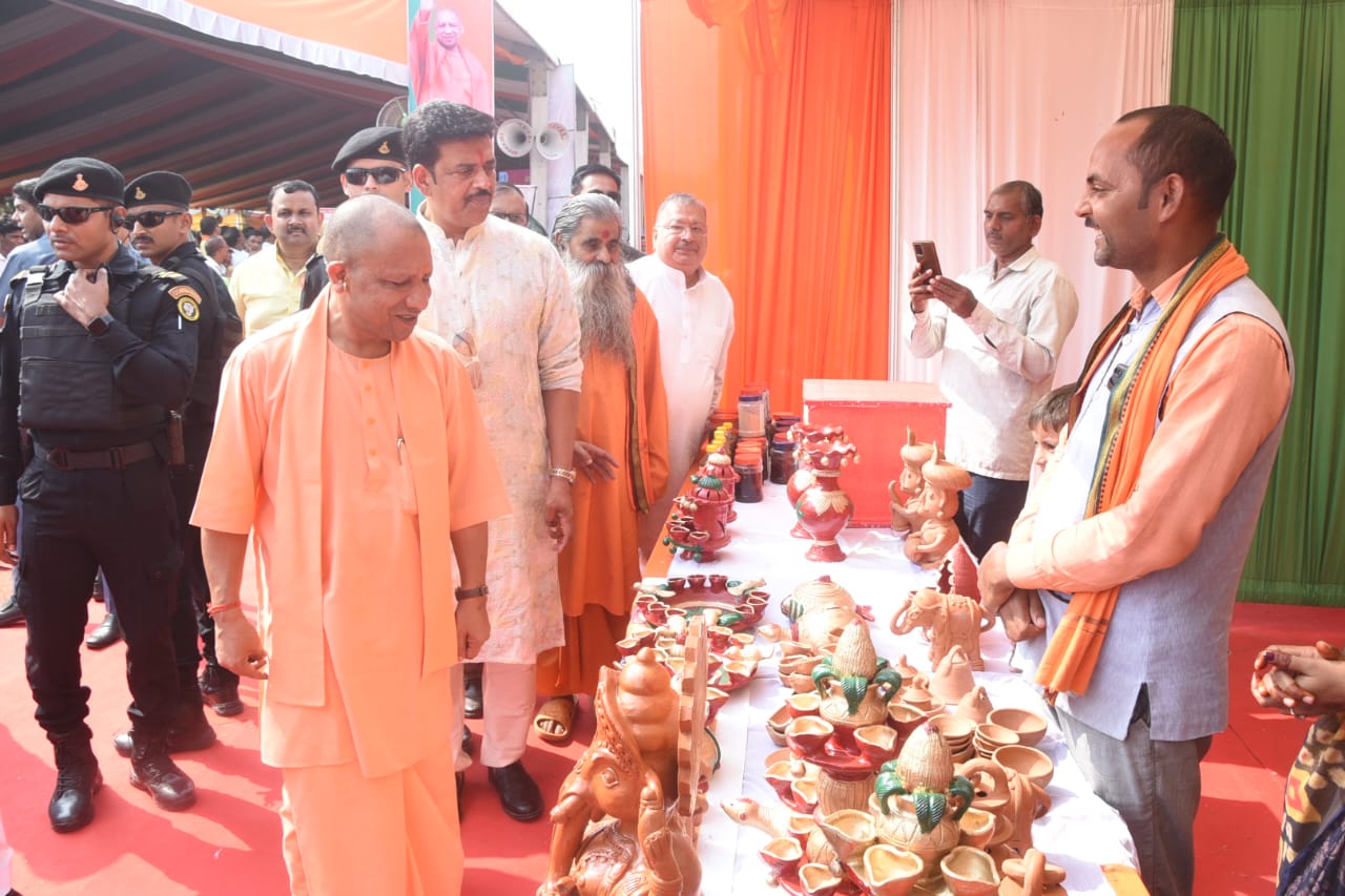 *वनटांगिया गांव जंगल तिनकोनिया नंबर तीन में दीपावली मनाई सीएम योगी आदित्यनाथ ने* *वनटांगिया गांव जंगल तिनकोनिया नंबर तीन में दीपावली मनाई सीएम योगी आदित्यनाथ ने*
