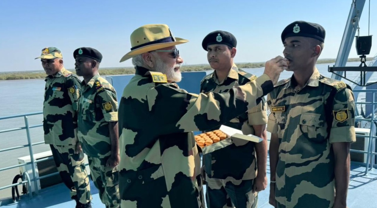 कच्छ की सीमा पर बीएसएफ जवानों का मुंह मीठा कराते प्रधानमंत्री नरेन्द्र मोदी कच्छ की सीमा पर बीएसएफ जवानों का मुंह मीठा कराते प्रधानमंत्री नरेन्द्र मोदी