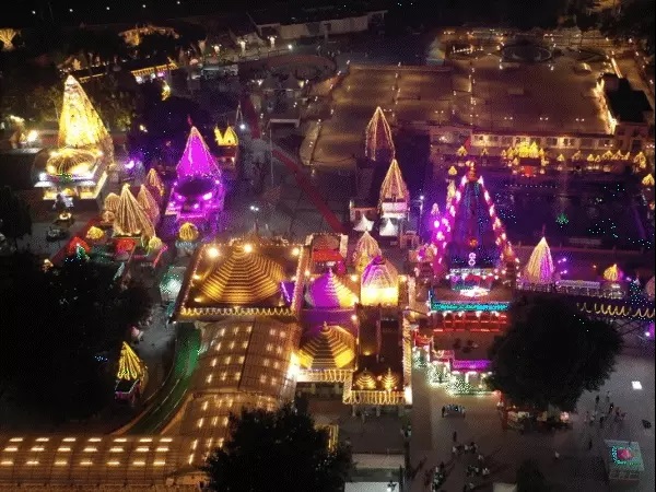 उज्जैन में रंगबिरंगी रोशनी से सजा महाकाल मंदिर उज्जैन में रंगबिरंगी रोशनी से सजा महाकाल मंदिर