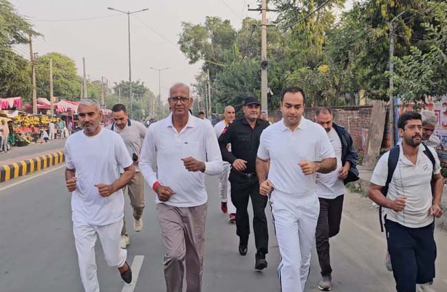 दौड़ लगाते महेंद्रगढ़ के विधायक कंवर सिंह यादव व पुलिस अधीक्षक अर्श वर्मा। दौड़ लगाते महेंद्रगढ़ के विधायक कंवर सिंह यादव व पुलिस अधीक्षक अर्श वर्मा।