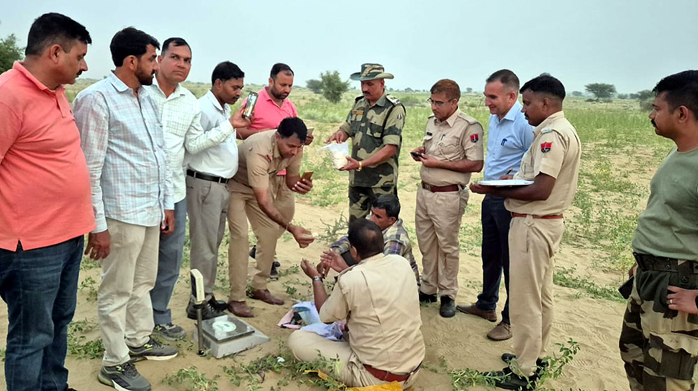 सीमा सुरक्षा बल की 96 वी वाहिनी ने 14 करोड़ की हेरोइन बरामद की सीमा सुरक्षा बल की 96 वी वाहिनी ने 14 करोड़ की हेरोइन बरामद की