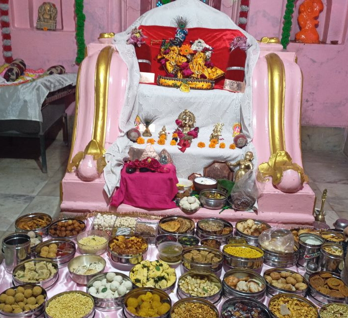 शहर के राधाकृष्ण मंदिरों में मनाया गया अन्नकूट शहर के राधाकृष्ण मंदिरों में मनाया गया अन्नकूट