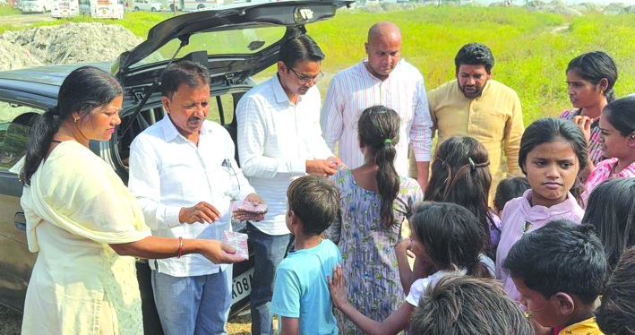 बच्चों को उपहार वितरित करते हुए बच्चों को उपहार वितरित करते हुए