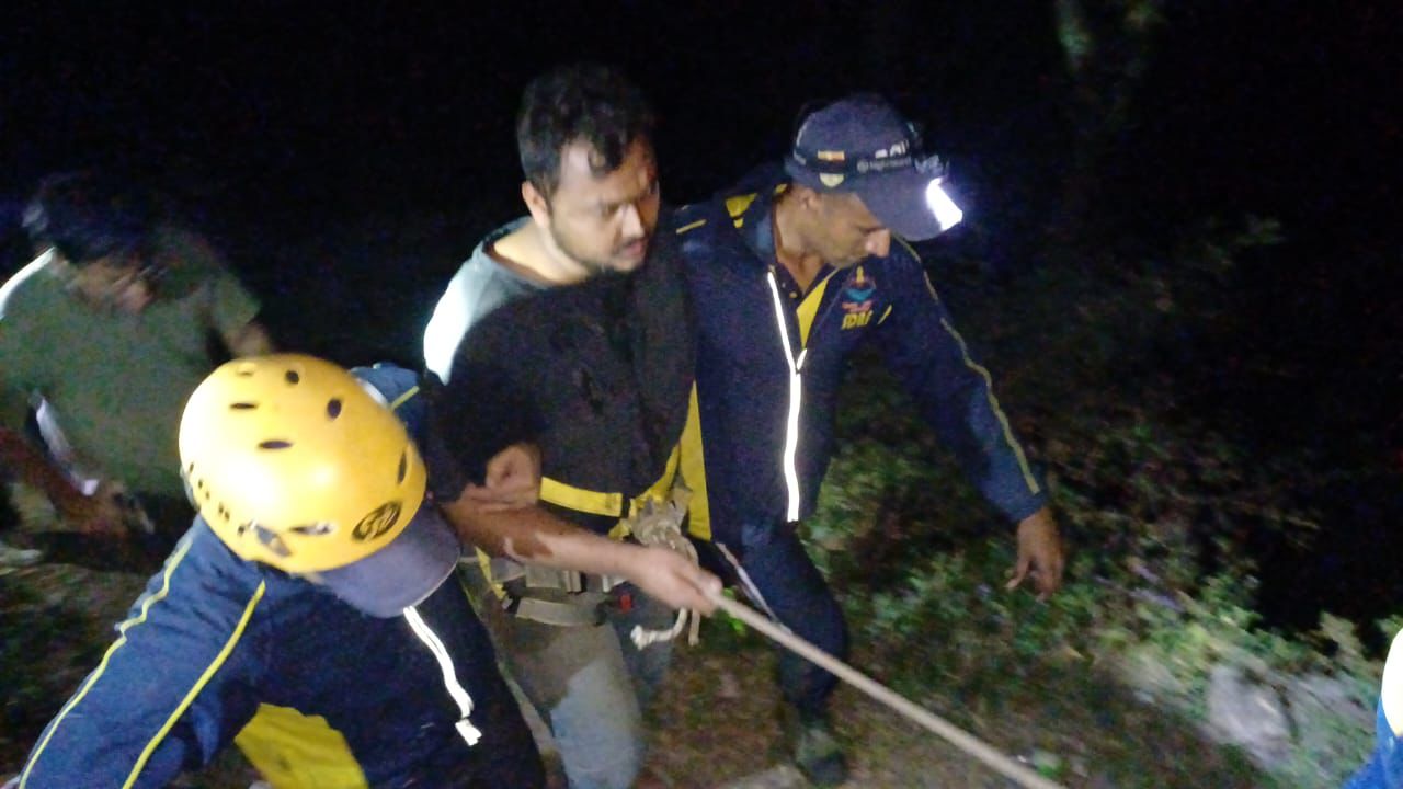टिहरी नरेन्द्र नगर रानीपोखरी बायपास रोड पर स्कॉर्पियो दुर्घटना होने पर एसडीआरएफ रेस्क्यू करती। टिहरी नरेन्द्र नगर रानीपोखरी बायपास रोड पर स्कॉर्पियो दुर्घटना होने पर एसडीआरएफ रेस्क्यू करती।