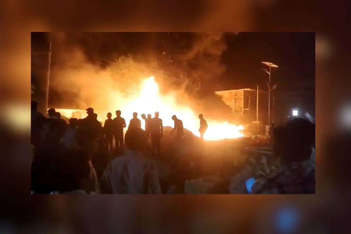 कबाड़ी की दुकान में पटाखे की चिंगारी से भयानक आग कबाड़ी की दुकान में पटाखे की चिंगारी से भयानक आग