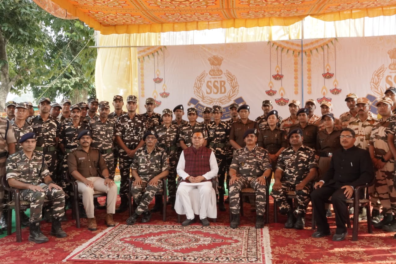 वीर जवानों संग दिवाली मनाते मुख्यमंत्री धामी वीर जवानों संग दिवाली मनाते मुख्यमंत्री धामी