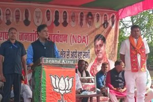 हिमंता बिस्वा सरमा सभा काे संबाेधित करते हुए हिमंता बिस्वा सरमा सभा काे संबाेधित करते हुए