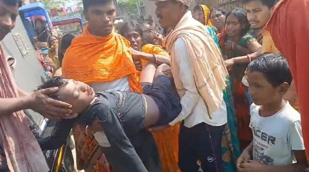 शव के साथ परिजन शव के साथ परिजन