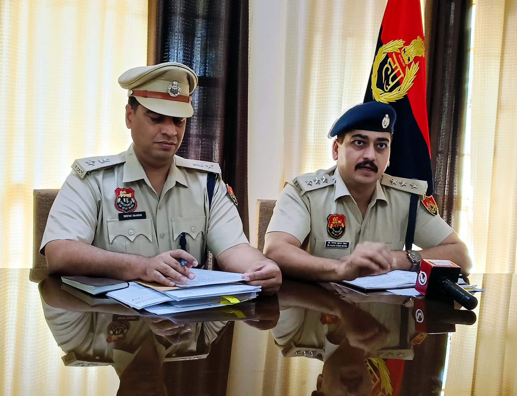 जानकारी देते एसपी दीपक सहारन तथा एएसपी डॉ. राजेश कुमार मोहन। जानकारी देते एसपी दीपक सहारन तथा एएसपी डॉ. राजेश कुमार मोहन।