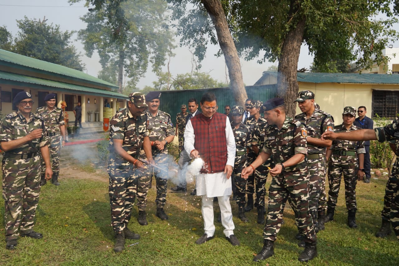 वीर जवानों संग दिवाली मनाते मुख्यमंत्री धामी वीर जवानों संग दिवाली मनाते मुख्यमंत्री धामी