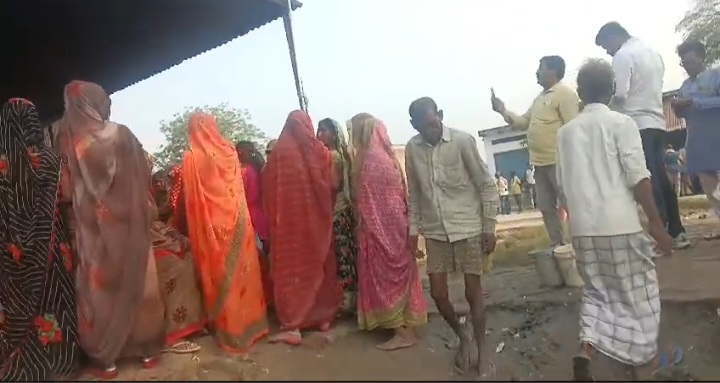 घटनास्थल पर जुटी भीड़ घटनास्थल पर जुटी भीड़