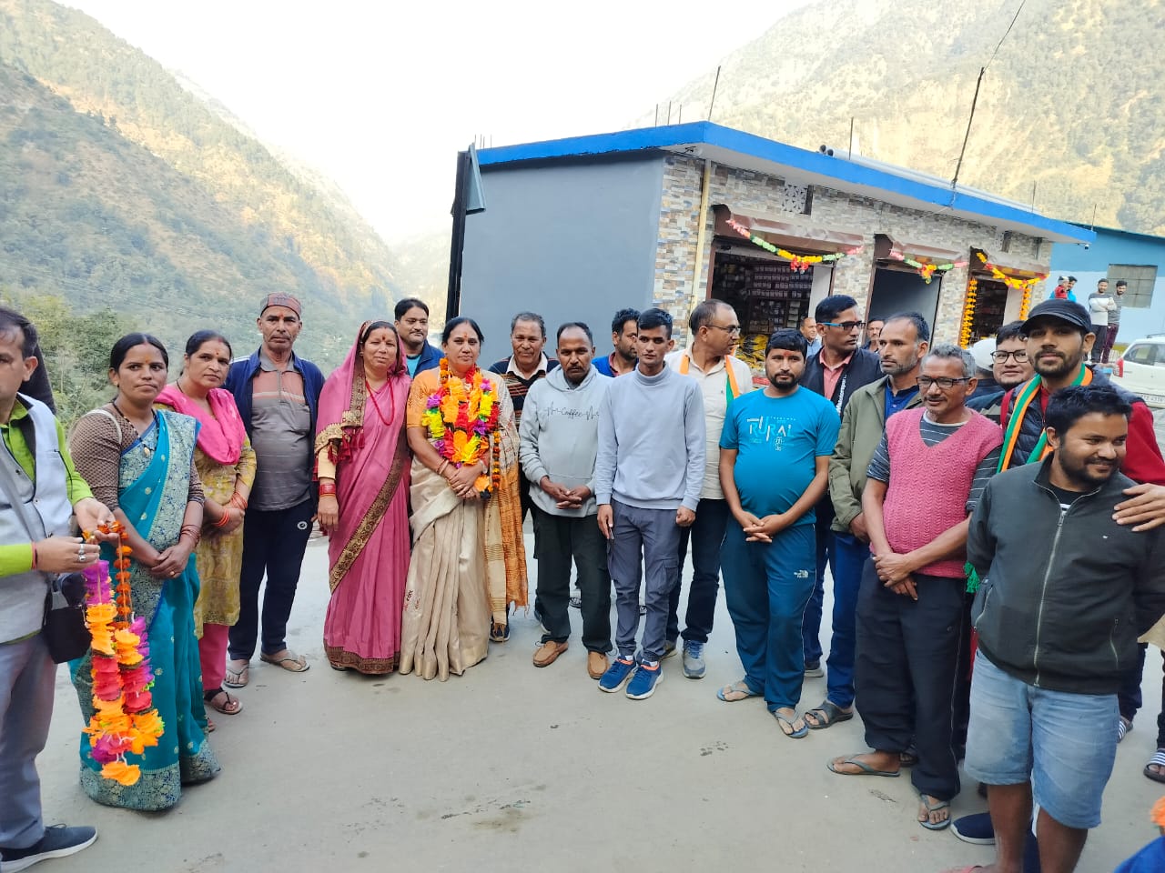 मद्महेश्वर घाटी में जनसंपर्क करती आशा नौटियाल मद्महेश्वर घाटी में जनसंपर्क करती आशा नौटियाल