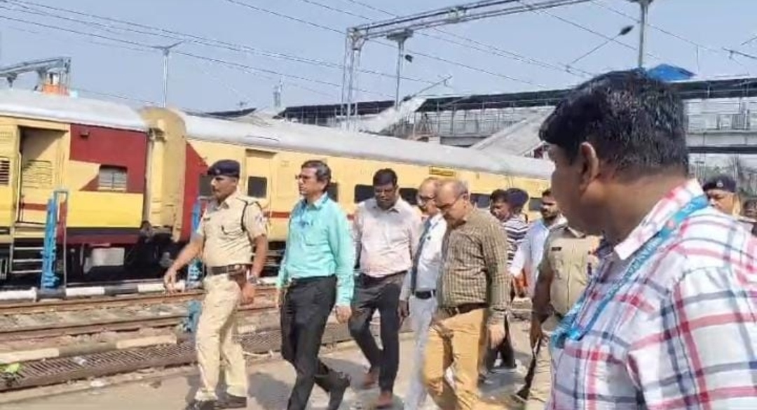 जायजा लेते डीआरएम जायजा लेते डीआरएम