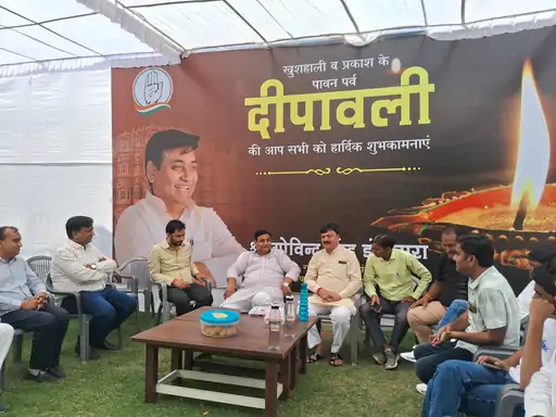 आवास पर लोगों से बातचीत करते पीसीसी चीफ गोविंद सिंह डोटासरा। आवास पर लोगों से बातचीत करते पीसीसी चीफ गोविंद सिंह डोटासरा।