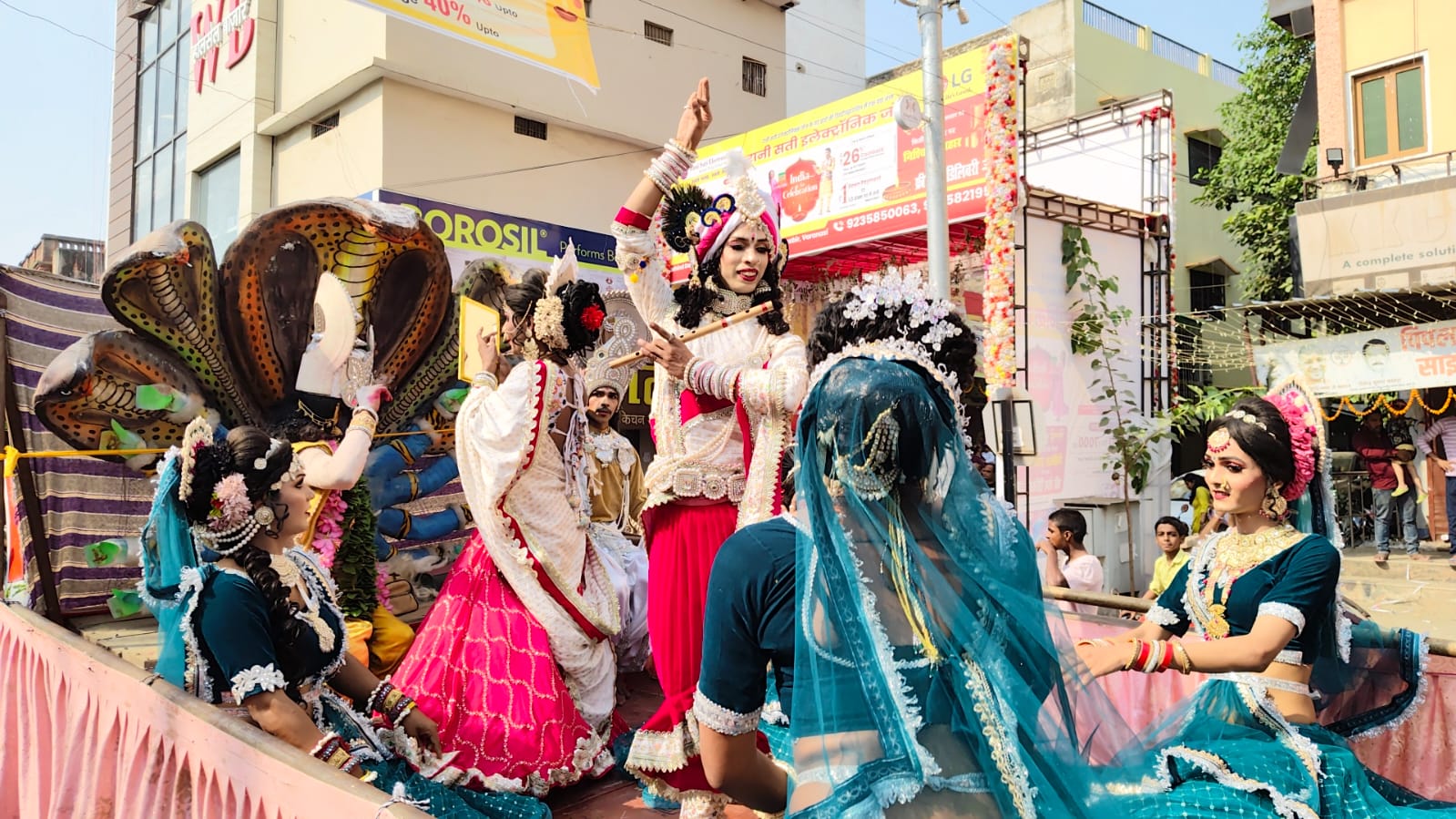 गोवर्धन पूजनोत्सव में निकली यदुवंशियों की विशाल शोभायात्रा: फोटो बच्चा गुप्ता गोवर्धन पूजनोत्सव में निकली यदुवंशियों की विशाल शोभायात्रा: फोटो बच्चा गुप्ता