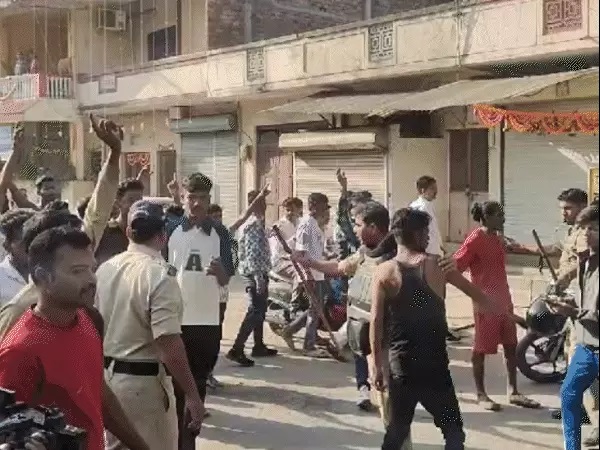 इंदौर में पटाखा जलाने को लेकर हुए विवाद पर दो पक्ष आपस में भिड़े इंदौर में पटाखा जलाने को लेकर हुए विवाद पर दो पक्ष आपस में भिड़े