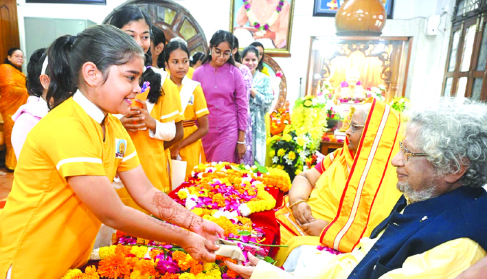 शुभकामनांए देते बच्चे शुभकामनांए देते बच्चे