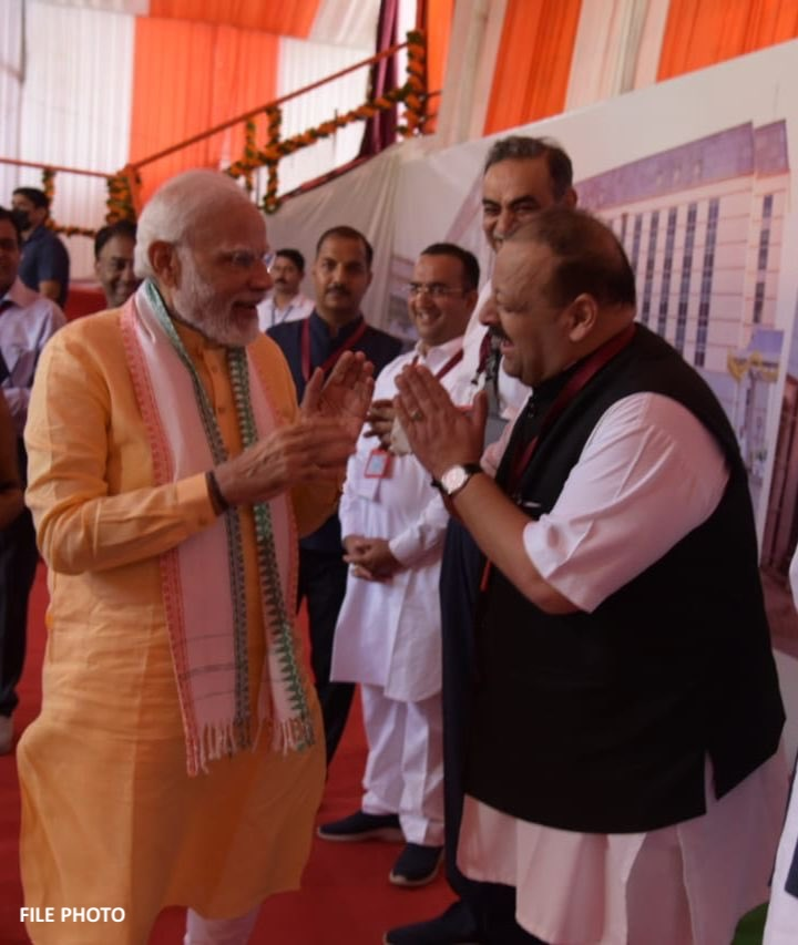 प्रधानमंत्री नरेंद्र मोदी और भाजपा विधायक देवेंद्र सिंह राणा (फाइल) प्रधानमंत्री नरेंद्र मोदी और भाजपा विधायक देवेंद्र सिंह राणा (फाइल)