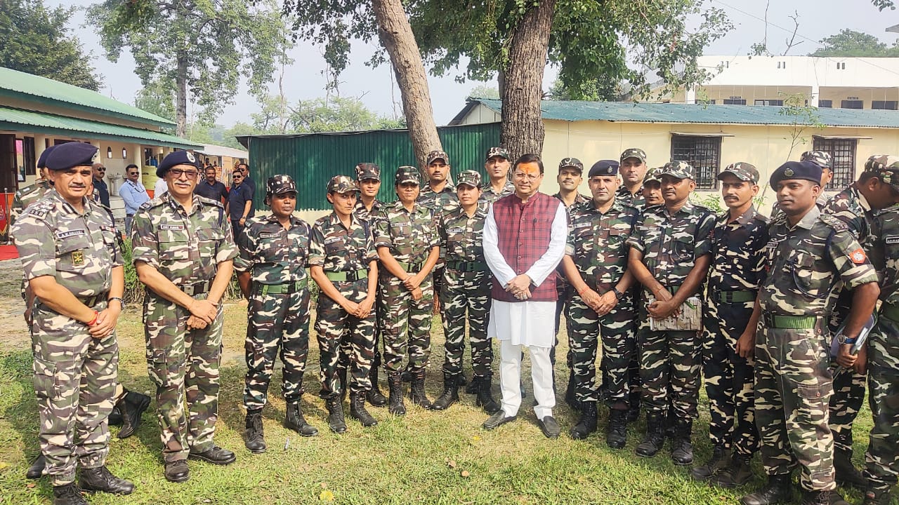 वीर जवानों संग दिवाली मनाते मुख्यमंत्री धामी वीर जवानों संग दिवाली मनाते मुख्यमंत्री धामी