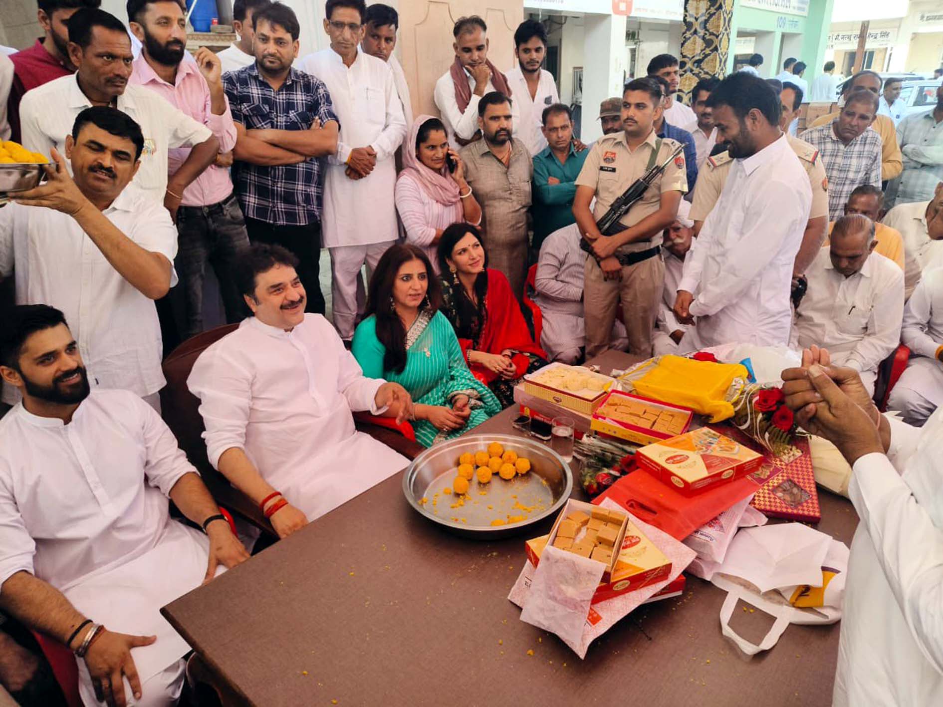 राम रमी पर आदमपुर में लोगों के बीच बिश्नोई परिवार। राम रमी पर आदमपुर में लोगों के बीच बिश्नोई परिवार।