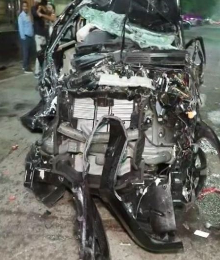 दुर्घटना के बाद क्षतिग्रस्त कार दुर्घटना के बाद क्षतिग्रस्त कार