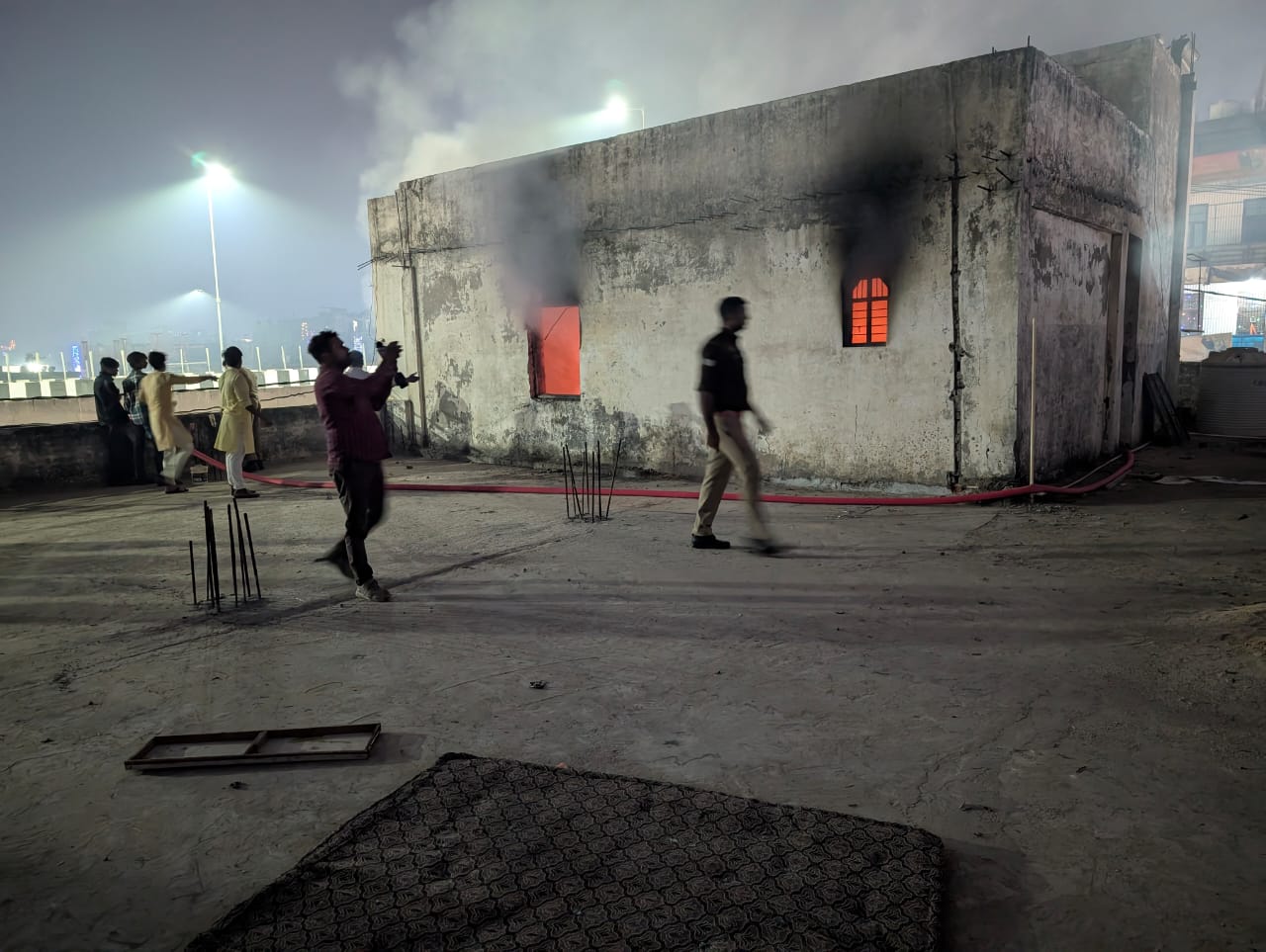 आग बुझाते दमकल कर्मी