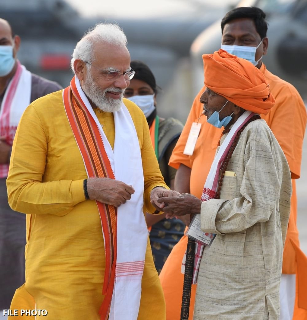 भुलई भाई और प्रधानमंत्री नरेन्द्र मोदी (फाइल) भुलई भाई और प्रधानमंत्री नरेन्द्र मोदी (फाइल)