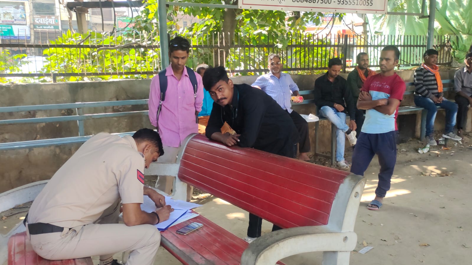 नागरिक अस्पताल बहादुरगढ़ के समग्र के बाहर बात सुनील प्रसाद की मृत्यु के मामले में आवश्यक कानूनी कार्यवाही करते पुलिसकर्मी। नागरिक अस्पताल बहादुरगढ़ के समग्र के बाहर बात सुनील प्रसाद की मृत्यु के मामले में आवश्यक कानूनी कार्यवाही करते पुलिसकर्मी।