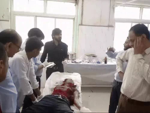 घायल का इलाज करते डॉक्टर। घायल का इलाज करते डॉक्टर।