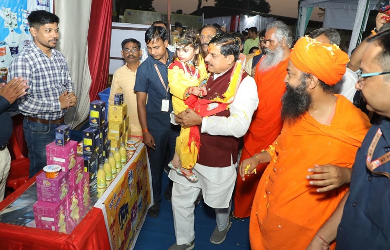 कन्हैया बने बच्चे को मुख्यमंत्री ने गोद में लेकर किया प्यार-दुलार कन्हैया बने बच्चे को मुख्यमंत्री ने गोद में लेकर किया प्यार-दुलार