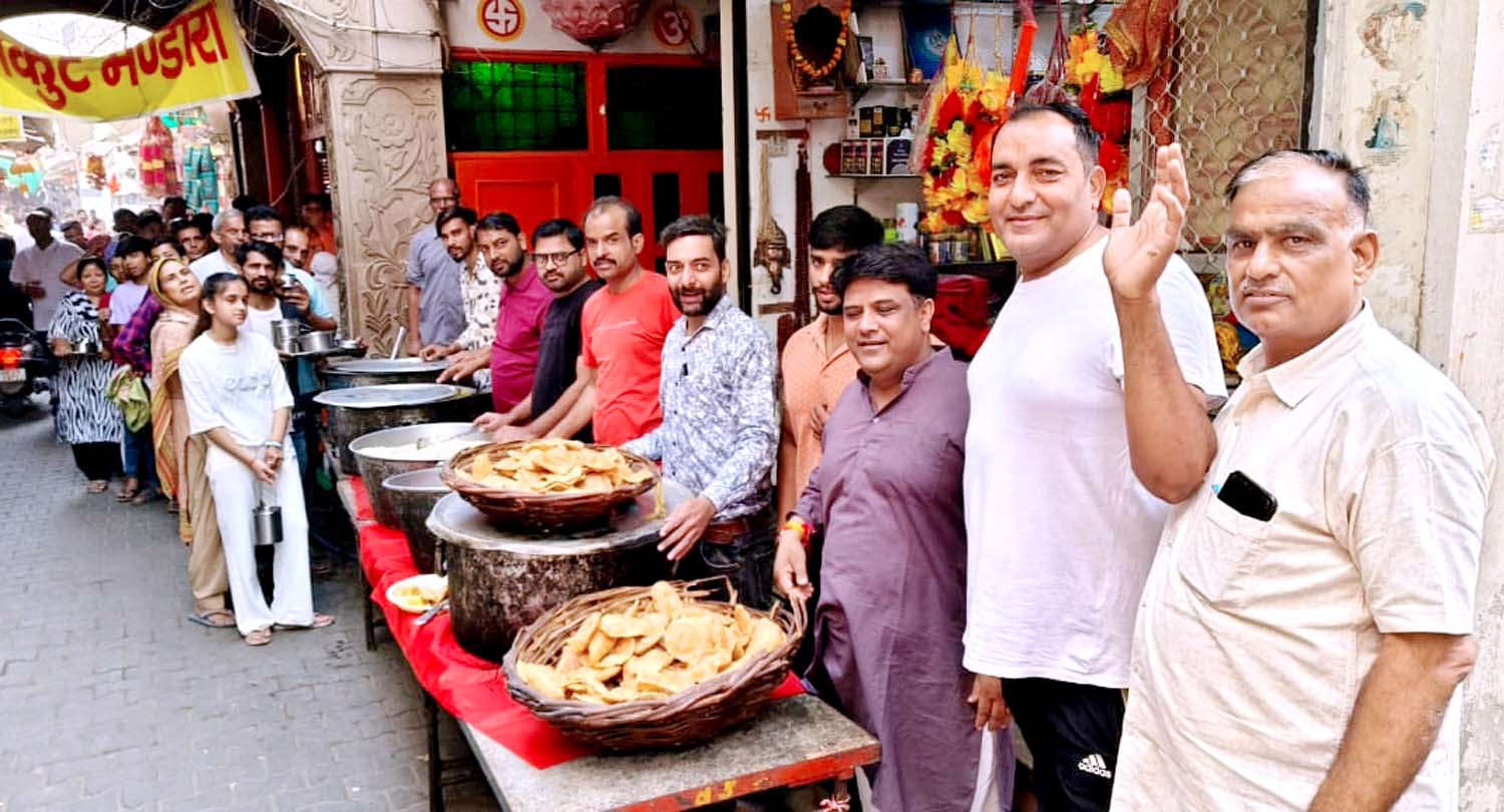 हनुमान मंदिर में प्रसाद के लिए लाइन में लगे श्रद्धालु।