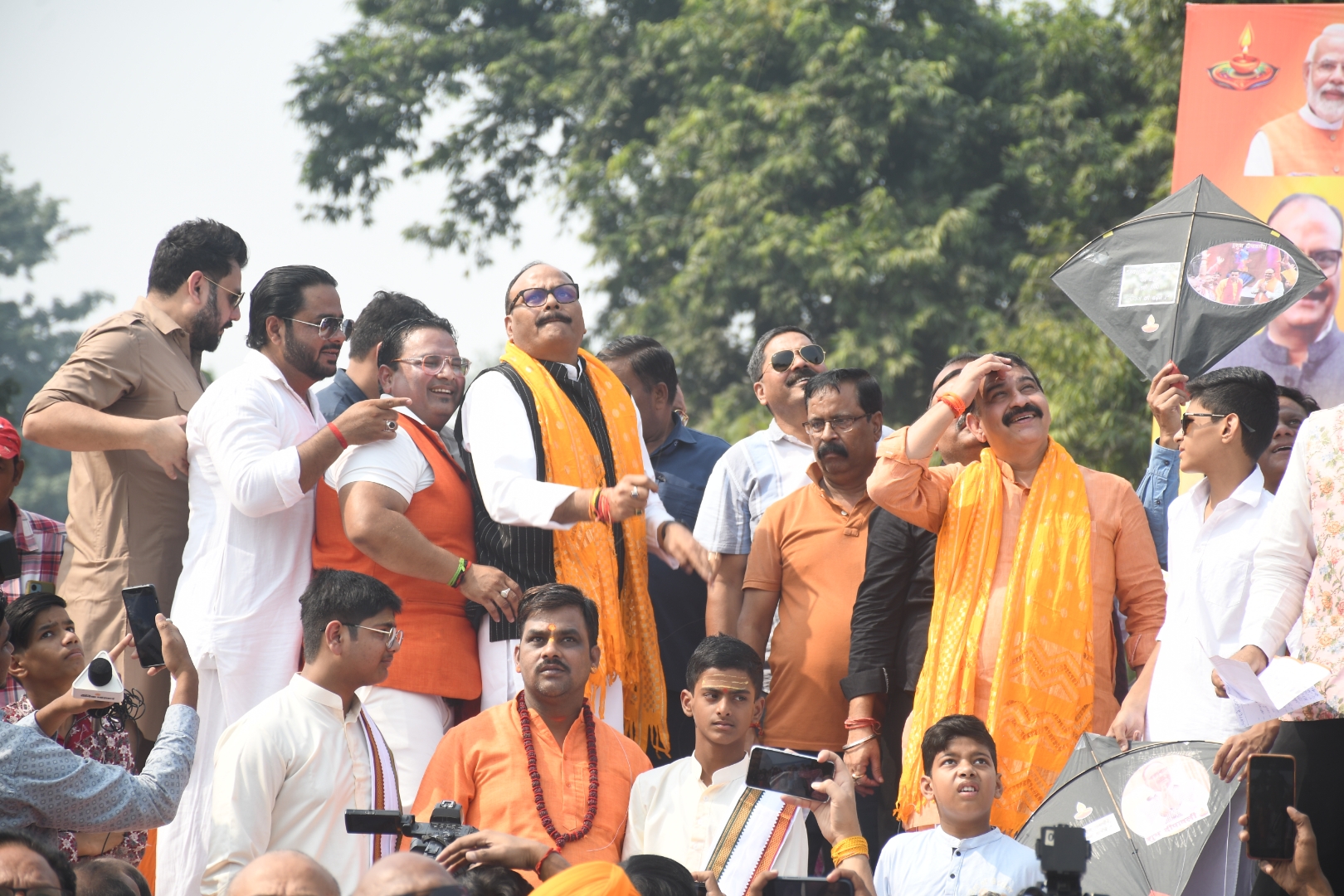 चौक स्थित जेबीपी लॉन में जमघट के दिन पतंग बाजी प्रतियोगिता का पतंग उड़ाकर उद्घाटन करते उपमुख्यमंत्री बृजेश पाठक चौक स्थित जेबीपी लॉन में जमघट के दिन पतंग बाजी प्रतियोगिता का पतंग उड़ाकर उद्घाटन करते उपमुख्यमंत्री बृजेश पाठक