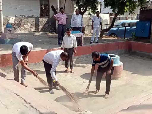 फरीदाबाद में छठ घाट की सफाई करते लोग। फरीदाबाद में छठ घाट की सफाई करते लोग।