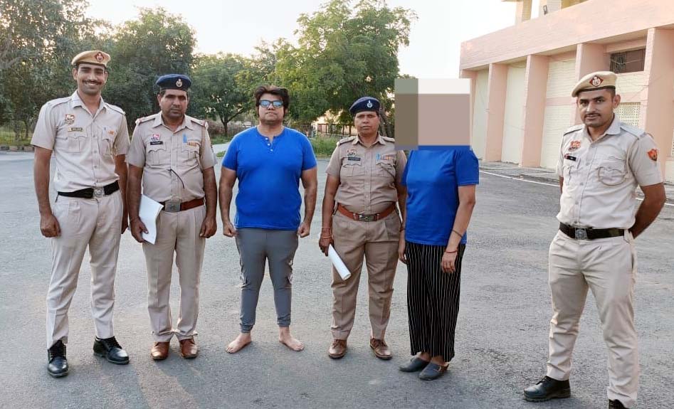 पुलिस द्वारा गिरफ्तार किए गए दंपत्ति पुलिस द्वारा गिरफ्तार किए गए दंपत्ति