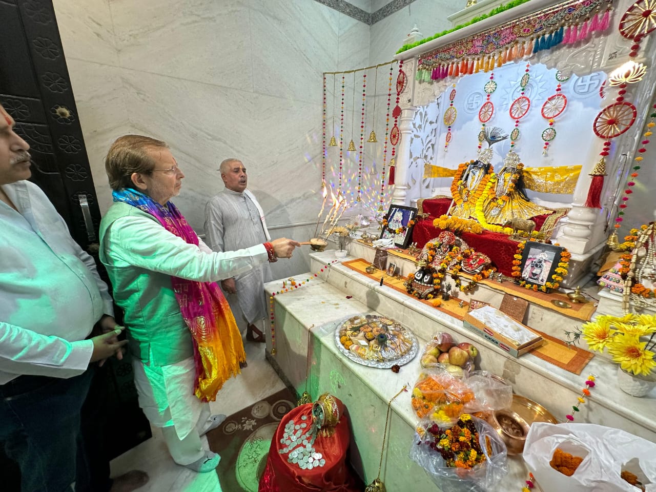 बेरी स्थित माजरिया वाले मंदिर में शनिवार को पूजा अर्चना करते सहकारिता मंत्री डॉ अरविंद कुमार शर्मा। बेरी स्थित माजरिया वाले मंदिर में शनिवार को पूजा अर्चना करते सहकारिता मंत्री डॉ अरविंद कुमार शर्मा।