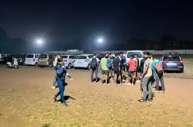 इंदौरः बच्चों के खेल मैदान पर कारें पार्क इंदौरः बच्चों के खेल मैदान पर कारें पार्क
